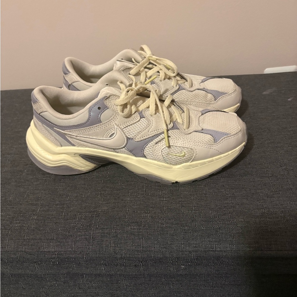 Nike Women's Athletic Sneaker - Cream & Light Gray